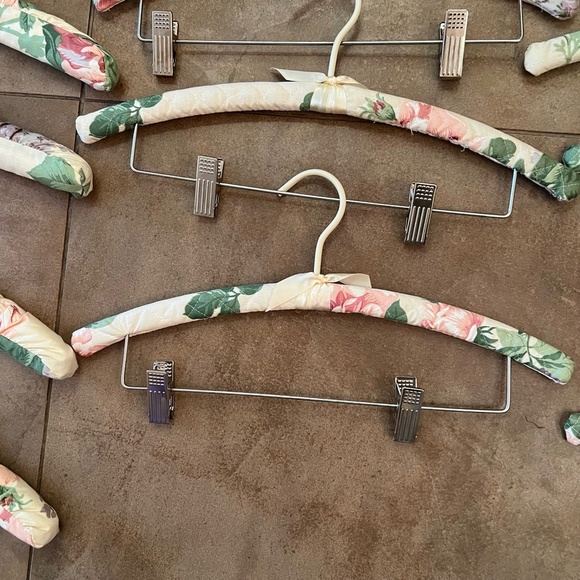 Set of 15 Gently Used Padded Hangers in Vintage Cabbage Rose Cotton Fabric - Picture 7 of 12